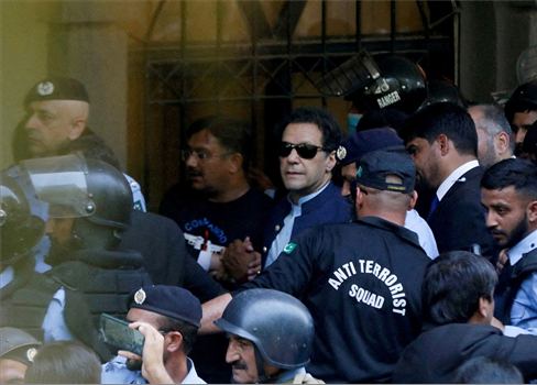 حكم قضائي بالإفراج عن عمران خان ومنعه من العمل السياسي