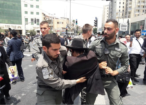 اعتقال حاخام يهودي يلاحق النساء بشخصية وهمية  