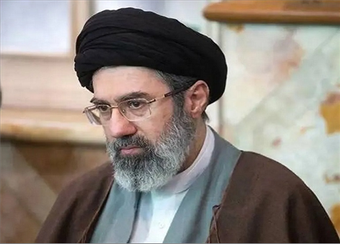 في ظل دعوة لبنان لمغادرة السفير الإيراني .. خامنئي يؤكد استمرار دعم إيران لحزب الله 