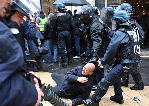 بـ 1.5 مليون دولار الفرنسيون يدعمون الشرطي القاتل بخمسة أضعاف عائلة ضحيته