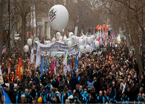أزمة داخلية تجتاح فرنسا.. تصاعد حركة الاحتجاج ضد مشروع تعديل نظام التقاعد