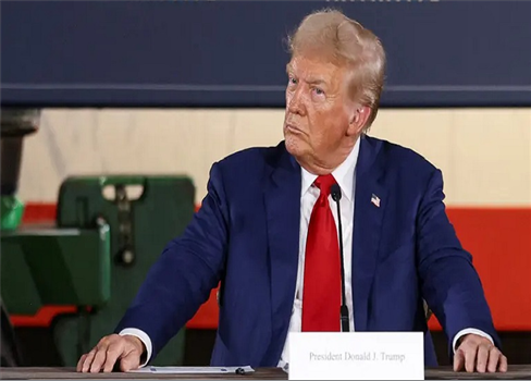 البيت الأبيض يجدد تحذير ترامب لإيران.. التعامل عسكريًا أو التفاوض