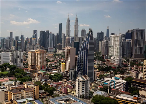 ماليزيا تعاقب بالسجن والغرامة من يبيع أو يرتدي أو يروج لشعارات الشذوذ