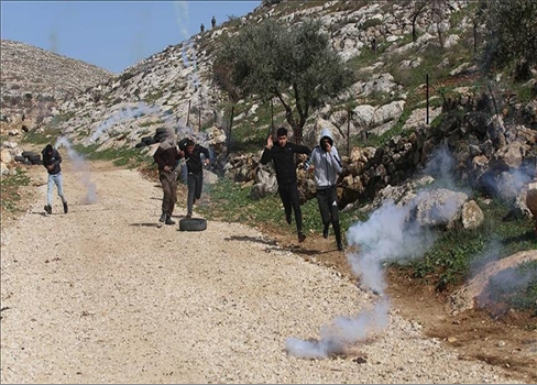 مقتل طفل فلسطيني وإصابتان برصاص قوات الاحتلال 