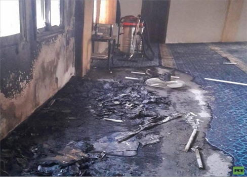 مستوطنون يضرمون النار في مسجد بالضفة ويرسمون شعارات عنصرية 