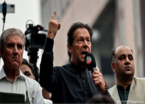 أنصار عمران خان يشتبكون مع الشرطة ويمنعون اعتقاله للمرة الثانية