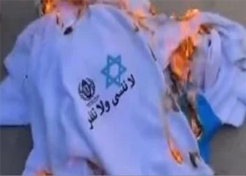 أسرى محررون يحرقون قمصانا أجبرهم الاحتلال على ارتدائها