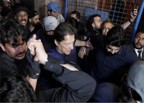 عمران خان يمثل مجددًا أمام القضاء الباكستاني