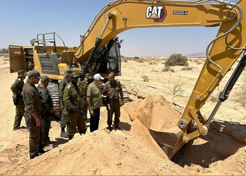 إعلام عبري: الجيش يحفر خندقا على الحدود مع الأردن