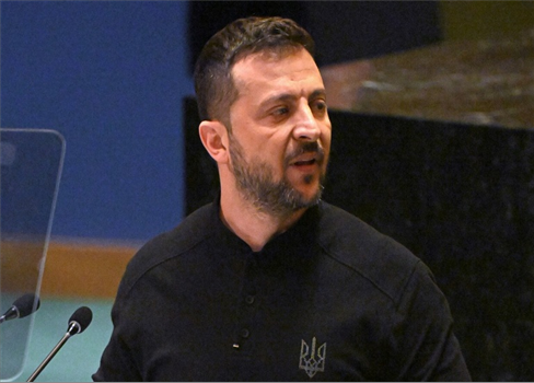 زيلينسكي يعترف بصعوبة الوضع الميداني ويأمل في حل دبلوماسي