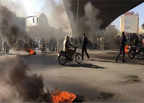 الاحتجاجات تتجدد في إيران.. وهتافات تدعو لإسقاط النظام