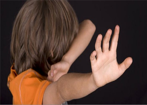 احتجاجات عنيفة في ليدز البريطانية إثر قرار سحب أطفال من أسرهم