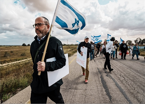 مستوطنون يقتحمون ويحرقون منازل فلسطينية في نابلس