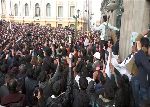 الشعب يؤكد تمسكه برئيسه .. اعتقال قائد الجيش بعد محاولة انقلاب فاشلة في بوليفيا