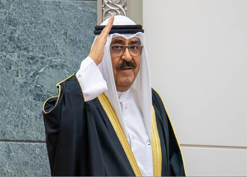 أمير الكويت يصل إلى القاهرة والرئيس المصري يستقبله