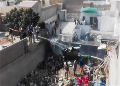 تحطم طائرة على متنها 107 ركاب فوق حي مكتظ بالسكان في باكستان