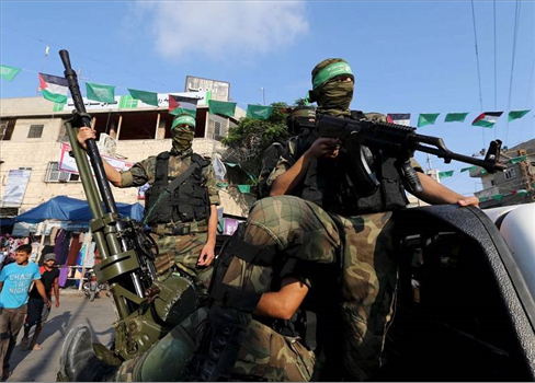 هأرتس: حماس تراهن على ضعف السلطة والكيان الصهيوني لتفجير الأوضاع