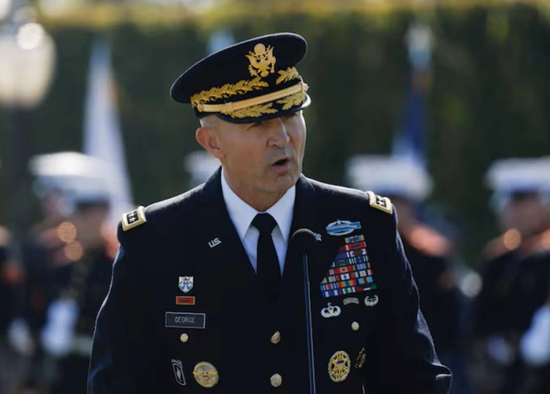 إقالة مفاجئة لرئيس أركان القوات البرية الأمريكية بقرار من البنتاغون