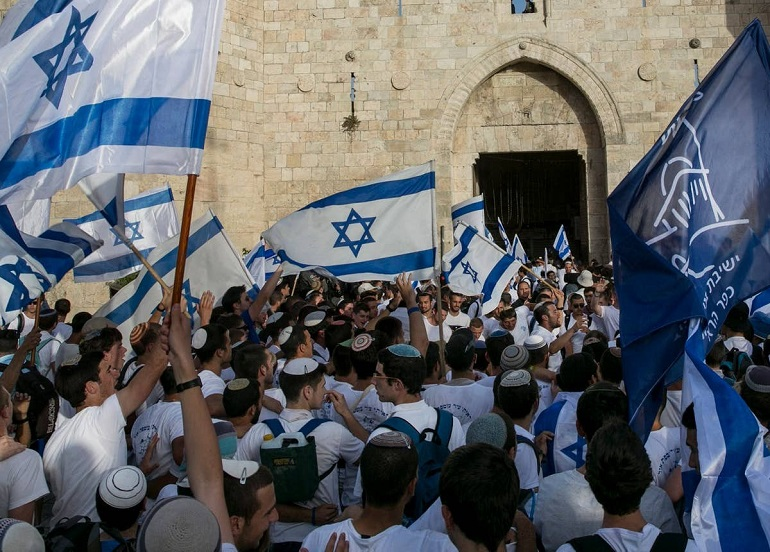 الاحتلال يسمح لمسيرة الأعلام اليهودية بالمرور في المسجد الأقصى