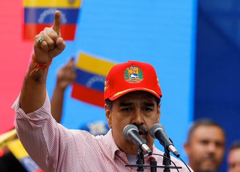 الغارديان تكشف استراتيجيات القوة والسيطرة في عهد ترامب