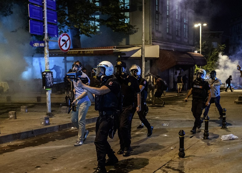 الشرطة التركية تفرق مظاهرة للشواذ جنسياً في إسطنبول