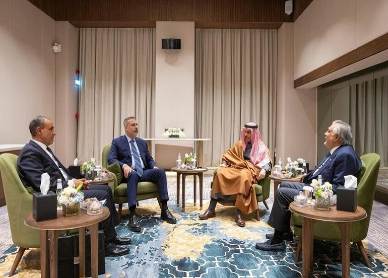 فيصل بن فرحان يعقد اجتماعا تنسيقيا مع وزراء خارجية مصر وتركيا وباكستان