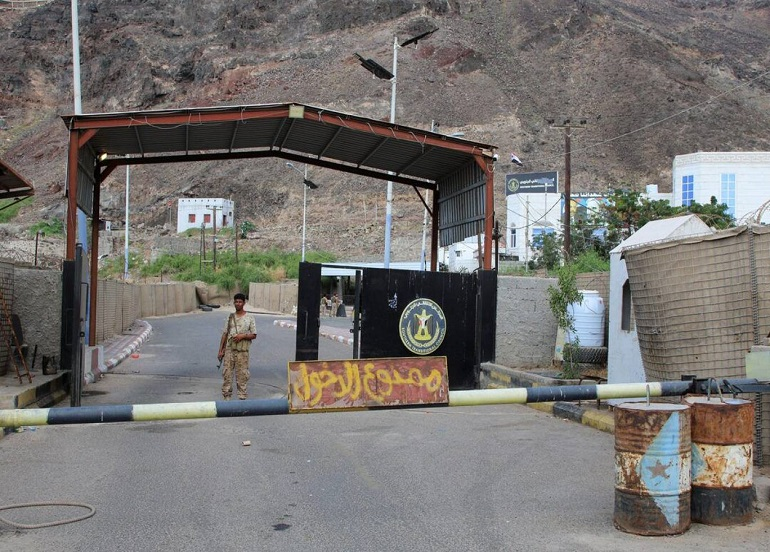 حكومة اليمن الشرعية تغلق مقرات الانتقالي المنحل في عدن