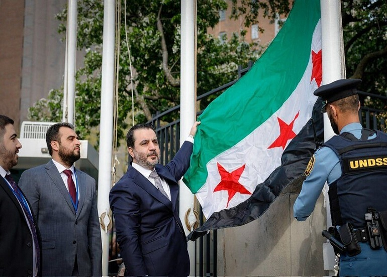 رفع علم سوريا الجديد أمام مبنى الأمم المتحدة في نيويورك